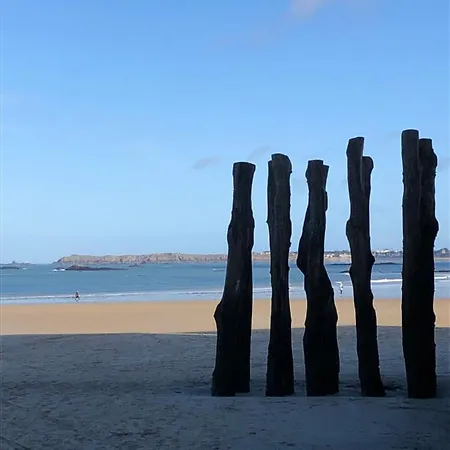 Le Cezembre, Au Pied De La *